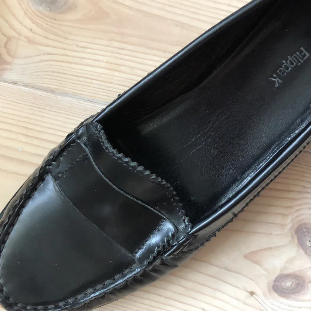 Svarta loafers i blankt skinn från Filippa K. Säljes pga för små. Bra skick!. Skor.