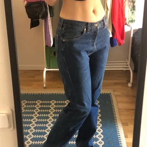 Levis jeans - Väldigt långa (jag är lång) sitter fint! Skulle säga at midjan är typ M 👌🏼❣️