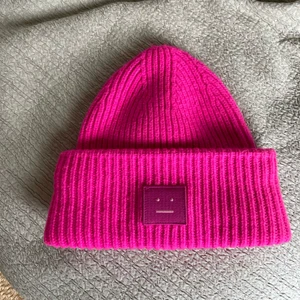 Acnemössa - Säljer denna rosa acnemössan då jag nästan aldrig haft användning av den. Till skillnad från den korallfärgade acnemössan är denna mer åt de neonfärgade hållet. Jag har använt den möjligtvis 7 gånger men den är i superfint skick dvs inte nopprig, sönder eller smutsig på något sätt. Nypris: 1300kr Säljer för: 600kr💕💕