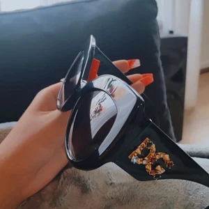 Säljer nu dolce & Gabbana solglasögon  - Tyvärr inget kvitto eller fodral men som nya köpta för 4000 kr och säljer dom för 1800/2000kr