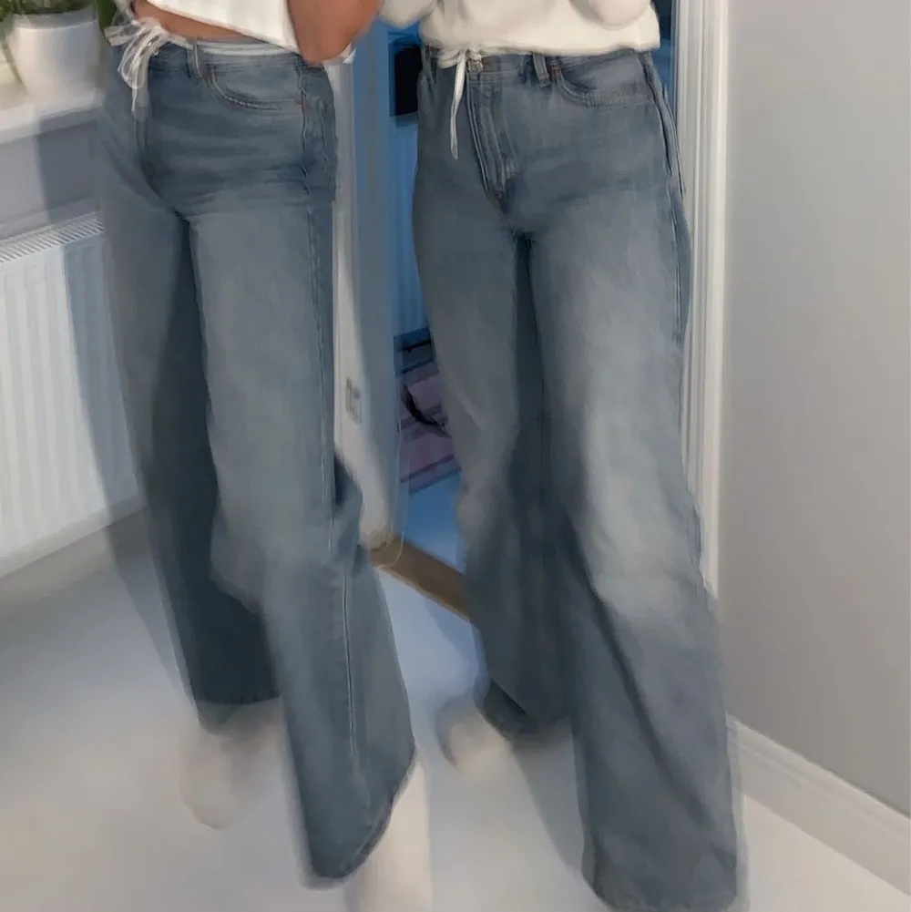 Jättefina och sitter bra i 🍑 men dock förkorta för mig som är 175 cm! . Jeans & Byxor.