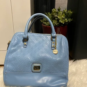 Guess väska - Säljer min fina guess väska som ja inte använder tyvärr 