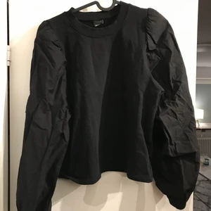 Black pouffy sleeve crewneck - Perfect condition, 60 kr + shipping 💓💓