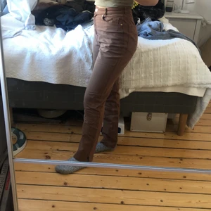 Bruna trendiga byxor  - Bruna byxor i mjukt jeans material. Jättefina och typ aldrig använda. 
