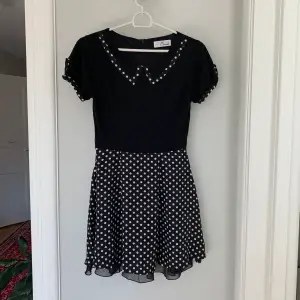 Söt polka-dot klänning med ”fake-krage” från det märket 59 seconds. 