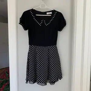 Söt polka-dot klänning med ”fake-krage” från det märket 59 seconds. 