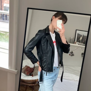 Skinnjacka strl 38 - Skinnjacka (fejkskinn) från H&M strl 38 (ses på en lång strl 38 på bilden). Använd men i gott skick! Säljes då den inte kommer till användning längre. Fler bilder ordnas vid intresse.