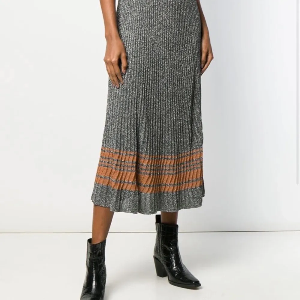 Säljer en så fin och ball kjol från Sandro❣️köpt 2019 (nypris: 1500kr) och använd två gånger. Storleken är 1 som motsvarar ungefär en S☺️. Kjolar.