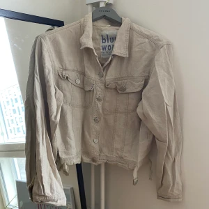 Jeansjacka i linnematerial vintage retro  - Jättefin vårjacka i linneblandning. Storlek 34/36. 