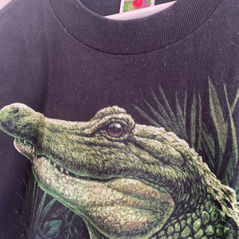FINNS ANNONSEN KVAR FINNS PLAGGET KVAR⭐️               Cool t-shirt med krokodil tryck! Fint skick! Skriv privat för fler bilder! ❤️. T-shirts.