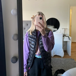 Svart väst från Swedenmount - En svart väst från swedenmount!! Endast använt ett fåtal gånger så skicket är som nytt!! Nypris 500kr, jag är 168 cm lång så ganska oversized