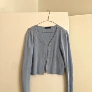 brandy melville cropped ljusblå kofta - cropped ljusblå kofta inköpt i london. i gott skick. storlek Small. 