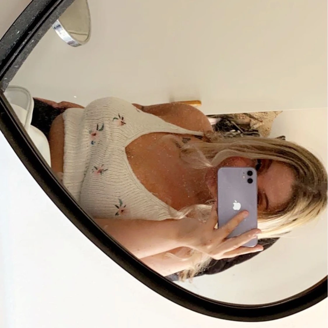 Stickat linne med broderade blommor