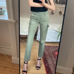 Byxor Urban Outfitters strl 28 - Militärgröna byxor från Urban Outfitters strl 28, men mer som en strl 27. 100% bomull. Innerbenslängd 80 cm (ses på en lång person på bilden). Kan dras åt nedtill. Säljes pga för små för mig :( Fler bilder kan ordnas vid intresse. Gott skick! 