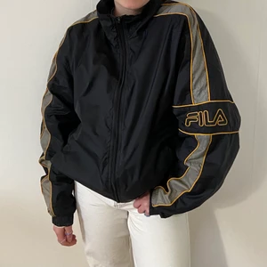Fila jacka i storlek L - En grymt fin Fila jacka i storlek L men som även passar de som har M🤍 Modellen är 162 och brukar ha S. Jackan är perfekt mot vind och regn, samt som ett extralager under våren, sommaren och hösten. Det är även i jättefint skick utan märkbara fel😄 Hör gärna av dig med fler frågor!