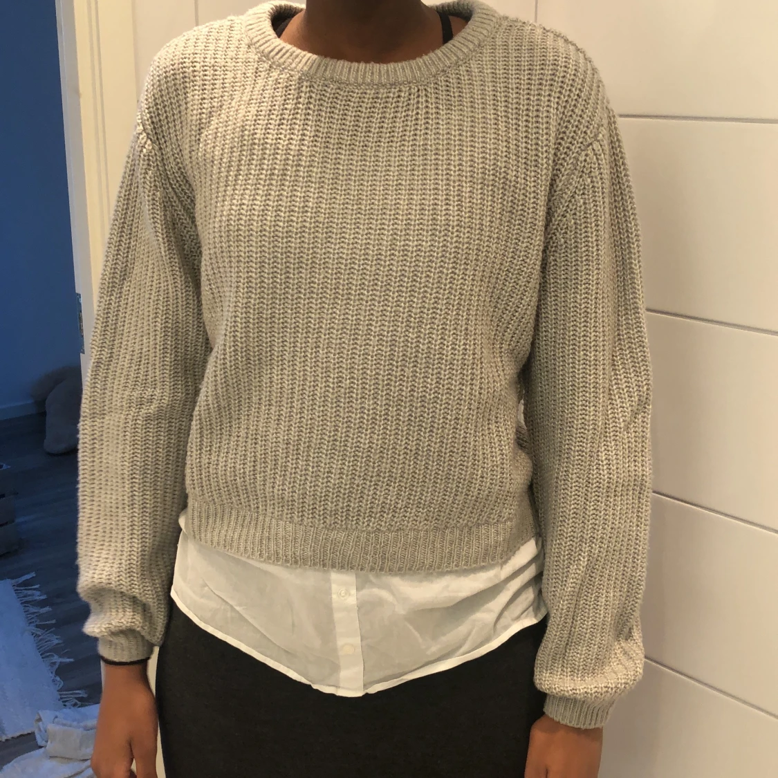 Stickad tröja med blusdetalj