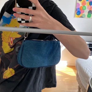 Jeans väska - Så najs jeans väska ifårn Zara! Kommer på med kort och långt band! Frakt tillkommer <333