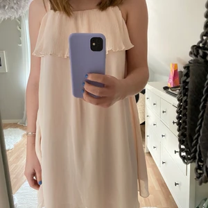 Urgullig klänning  - En supersöt klänning i laxrosa färg! Lappen är av så vet ej vart den är ifrån eller vilken storlek men skulle säga att den passar xs-s🤍💗