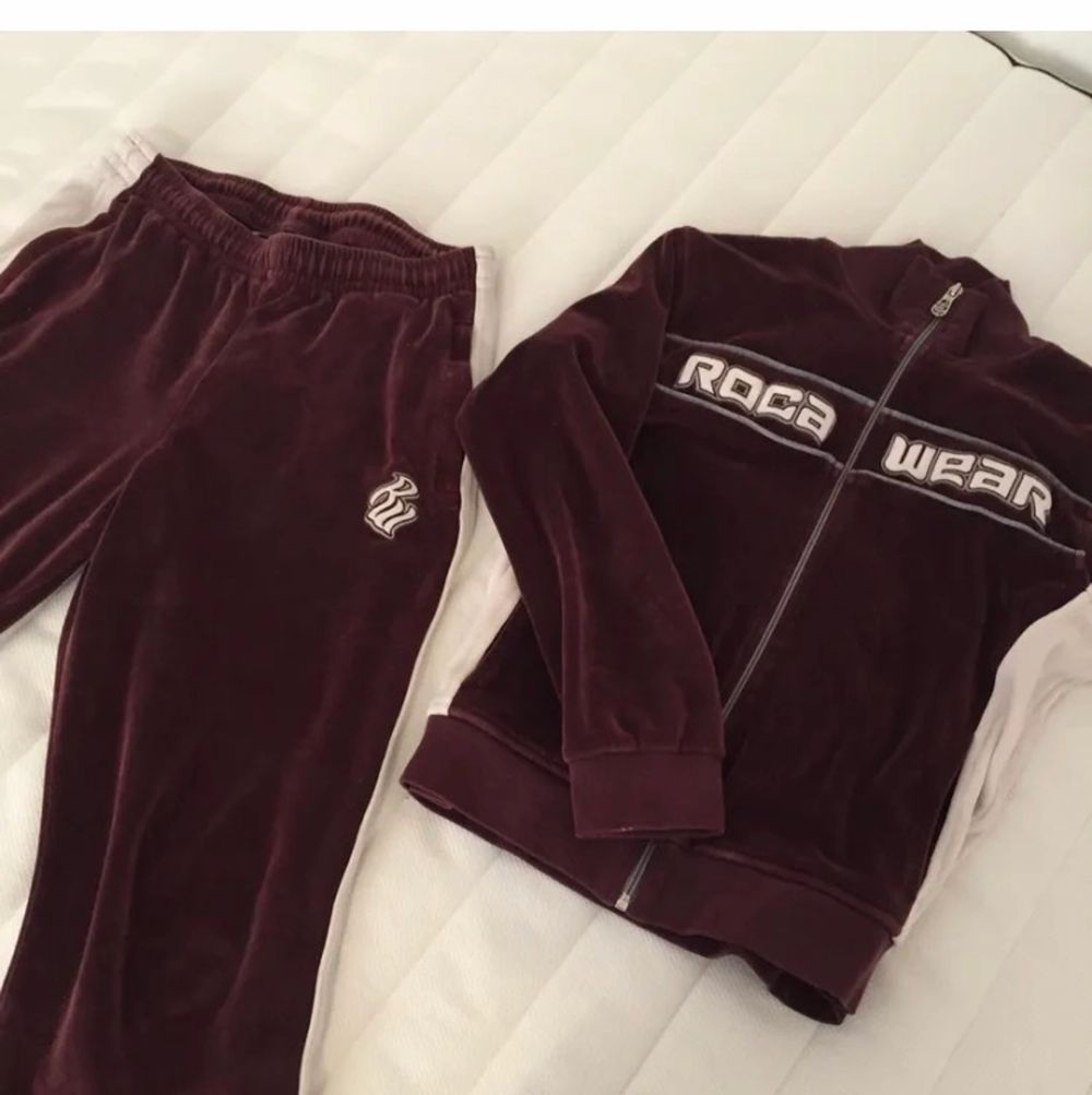 Äkta rocawear (jay-z klädmärke) velour set från tidigt 2000-tal. Såå unikt och rare, riktig klassiker går inte att få tag på någonstans, görs inte längre. Rödbrun. Nypris cirka 2000 kr. Går även att köpa delarna separat för 750 kr styck. Fri frakt . Huvtröjor & Träningströjor.