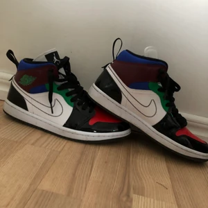 Jordan 1 multicolour - Ett par Jordan 1 köpta från Zalondo, säljs nu för att få mer plats till andra skor, väldigt fint skick då dem knappt är använda. Det är inga creases. Det är storlek 41 men passar även 42. Skorna är unisex så funkar utmärkt oavsett vem du är