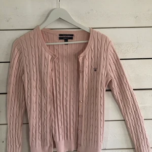 GANT strl. S - Jättefin kofta från Gant. En mittenknapp saknas men jag anser inte att det förstör varken koftan eller passformen och i övrigt fint skick. 