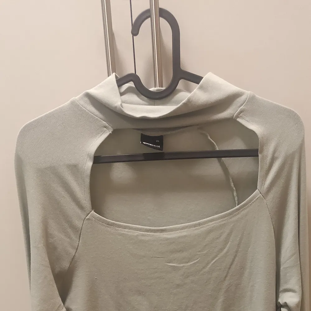 Light grey/ green shirt with cutout on the front. Size XL. Never used.. T-shirts.