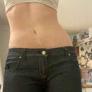 Armani jeans - Lågmidjade Armani jeans i storlek 30 i hyfsat skick(framsida lår har ett litet hål som syns på bild 3), jag är 175cm lång och dom går över mina anklar till mina fötter. Frakt tillkommer på 79kr, hör av er om ni har fler frågor💙