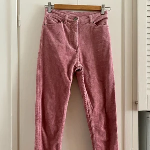 Rosa manchesterbyxor - Mjuka manchesterbyxor i gammalrosa färg. Skriv om du vill se fler bilder ☺️