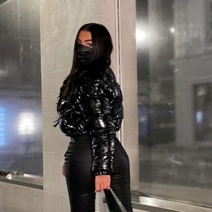 Kort vadderad jacka med glansig yta - 2 styckna oanvända fina jackor. Prislappen finns kvar