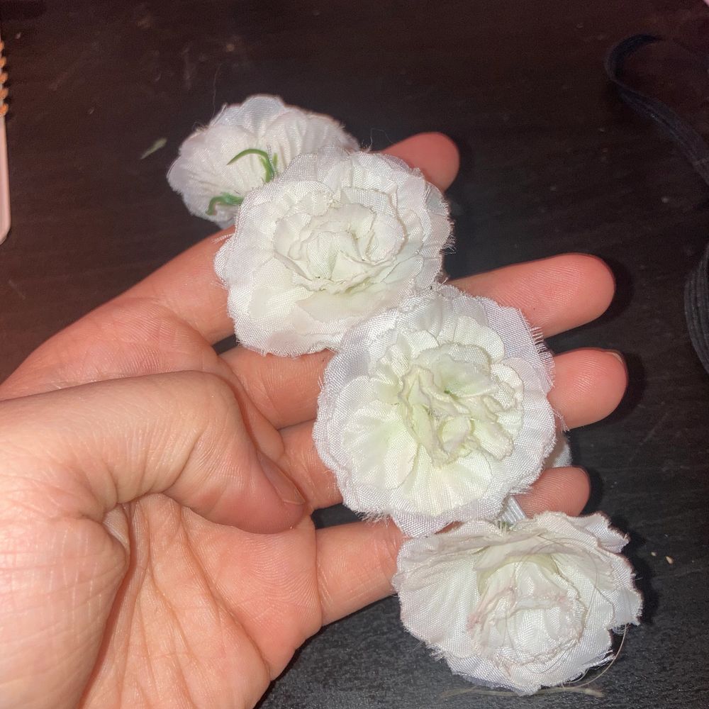 2 gulliga hårband med vita blommor. Dom är i olika storlekar. Kommer inte ihåg vart dom är köpta. Dom är aldrig använd så är i fint skick🤍🌺. Accessoarer.