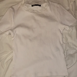 Zara topp - Vit ribbad zara topp som aldrig har använts i storlek S.💕