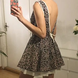 Blommig klänning 🌺 - Klänningen har en V-formad öppenrygg med en rosett. I fint skick 🌺 Jag brukar ha storlek 34/36. 