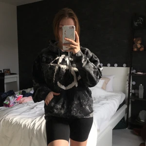 Hoodie - En hoodie med Anarki tryck, på baksidan står det Punk’s not dead. Superfin och skön men kommer ej till användning längre🤍 Trycket är lite skadad men ser bara snyggare ut!🤍 Blir bud om fler är intresserade 🤍