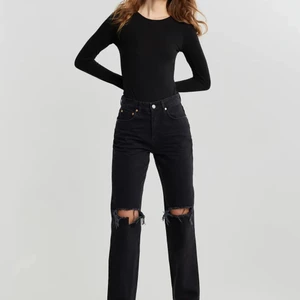 90s high waist jeans från gina  - Jätte fina jeans använt dom få tal gånger köpte dom för 600 och säljer dom för 450 