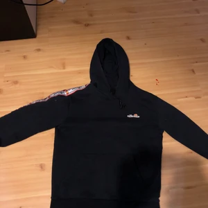 Ellesse hoodie XS herr (passar tjejer med S)  - 9/10 skick, nypris 899 