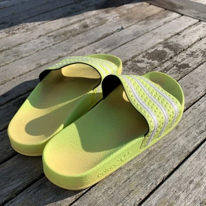 ADIDAS ORIGINALS badtofflor strl 37 - Äkta adidas tofflor köpta för 379kr, säljer dom för hälften av priset: 189kr inklusive frakt. Funkar för strl 37,5 också✨