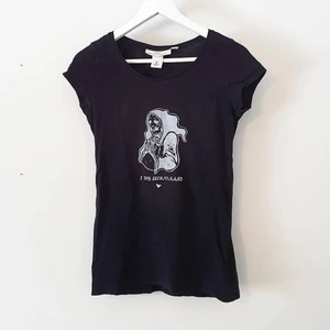 Screentryckt svart t-shirt 🖤 - En handtryckt svart t-shirt med trycket "I buy secondhand" i vitt 🤍🤍