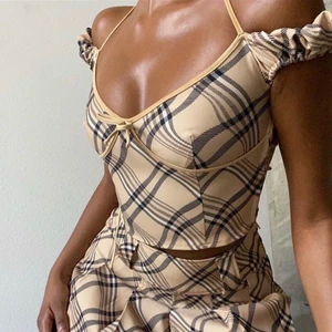 IAMGIA topp - Första bilden är inte min men svårt att göra toppen rättvisa eftersom den är förstor för mig. I am gia ”Carmel Top” i storlek L. Aldrig använd, prislappen är kvar. Tror jag köpte den för ca 400-450kr och säljer för 125kr. Köparen står för frakt 