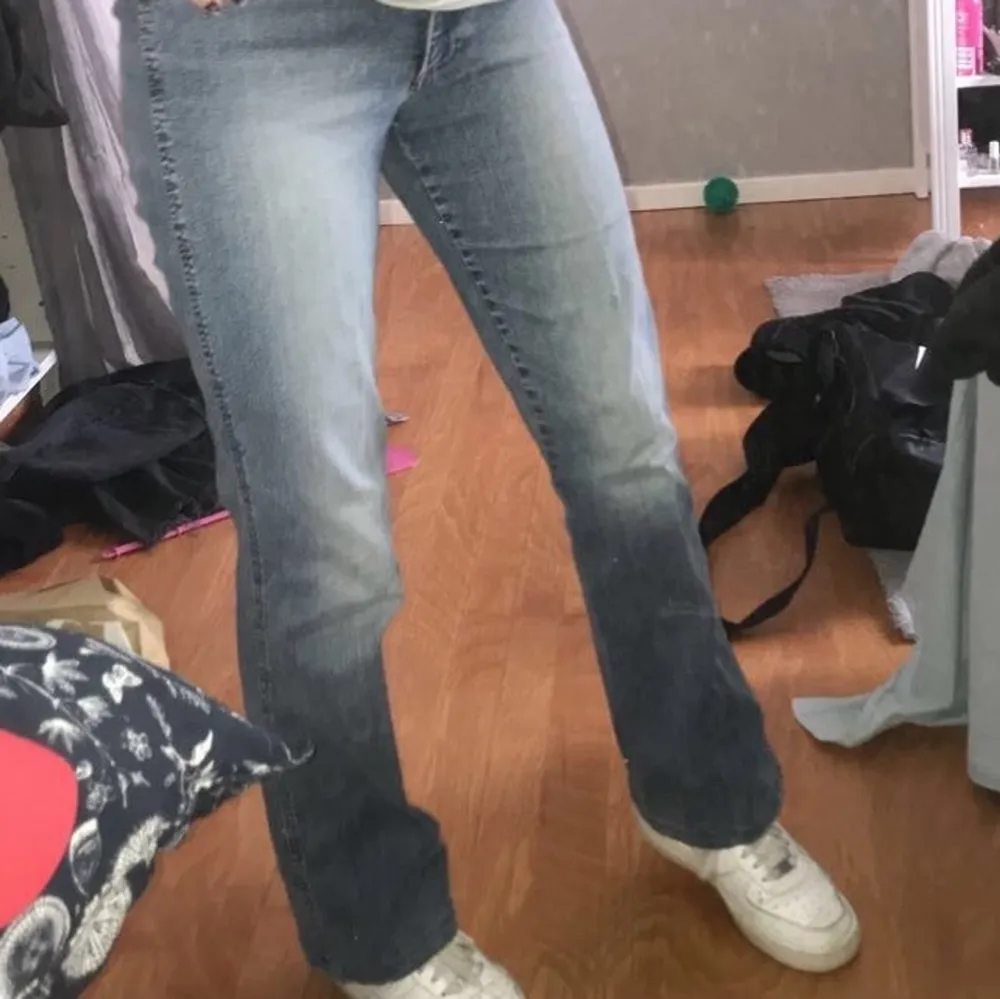 Säljer dessa snygga raka jeansen som jag köpte på secondhand, har aldrig använt dom. De är superfina och sköna men jag har andra jeans jag hellre använder. Passar en xs-m.  !Föreslå gärna pris!💓. Jeans & Byxor.