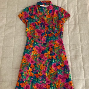 Klänning från Zara - Härlig sommarklänning 🌸🌺🌼 med knappar. Sparsamt använd. Endast swish, köparen står för frakten.