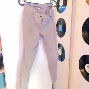 Ridbyxor -  Beiga ridbyxor I storlek 36! Väldigt bra skick! Inte slitna alls! De är väldigt bra stretch i byxorna!