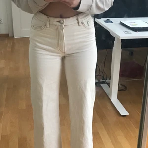 Yoko off - white jeans från Monki  - Säljer ett par monki jeans som har waist 24. Säljer dem pågrund av att de är för korta för mig som har väldigt långa ben(jag är 170cm) Därför blir dem mer raka än vida på mig. Jeansen har använts 2-3 gånger så dem är i mycket gott skick, inga fläckar eller slitningar. Ny priset är 400kr jag säljer de för 150.