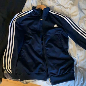 Adidas - Plagget är i nyskick och aldrig användt. Ny pris är ca 550kr då jag säljer för 199kr. Storlek 164.