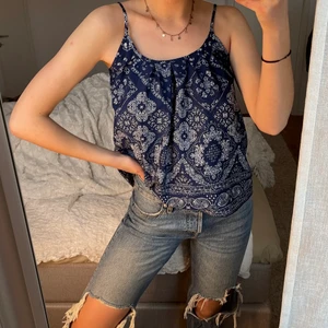 Mönstrat linne - Linne i ”slappt” tyg. Så fin med typ en vit kofta över. Storlek XS men passar absolut S!!🌸🌸 ✨ Samfraktar gärna om du hittar mer och paketpris går o lösa✨