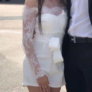 Playsuit från Dennis Maglic - Jättefin Playsuit från Dennis Maglic storlek S. Använd bara en gång på en skolavslutning. I fint skick! 