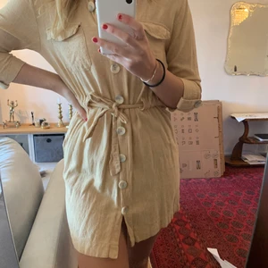 Linneklänning  - Jättefin linnekläderna i en beige nyans🥰 använd fåtal gånger, säljer pga att den är för kort