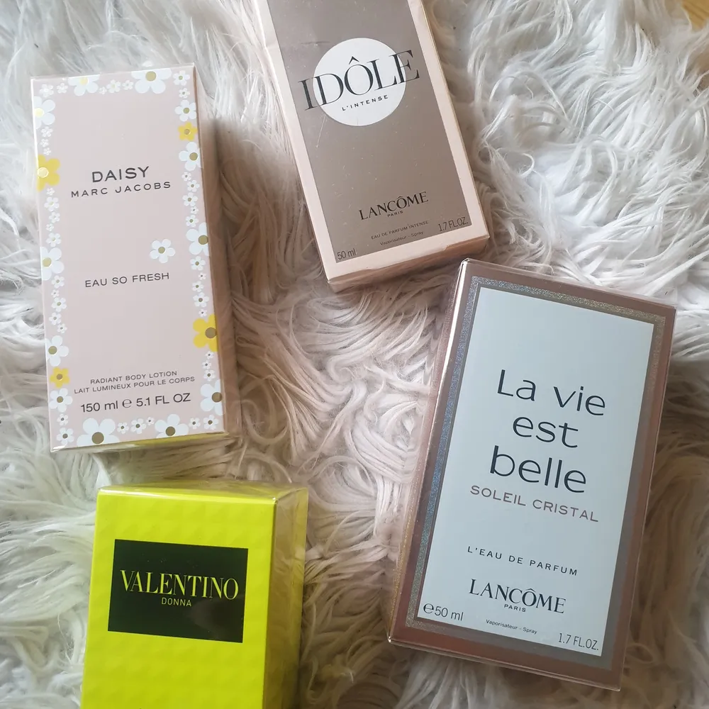 Valentino 50 ml Yellow Dream 400kr. Idole intese 50 ml 500kr. La vie est Belle Soleil crystal 50ml 500kr. Marc Jacobs Eu so fresh Bodylotion 200kr. Alla oöppnade med plast kvar på. 🌸🌸. Övrigt.