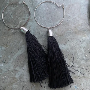 Örhängen  - Jättefina örhängen med tofsar i silver och svart. 