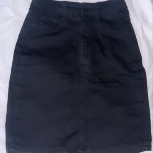 Jeans kjol Gina tricot  - Jätte bra skick. Storlek XS. Köpt förra året från Gina tricot för 297kr. Möts upp i Stockholm Västerort eller fraktar. 