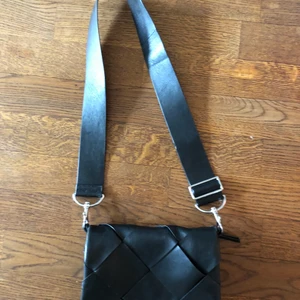 Handväska, other stories - Länk till produkt: https://www.stories.com/en_sek/bags/shoulderbags/product.leather-diamond-braided-crossbody-bag-black.0844312001.html                                         Helt ny väska från Other stories, nypris 1300kr.